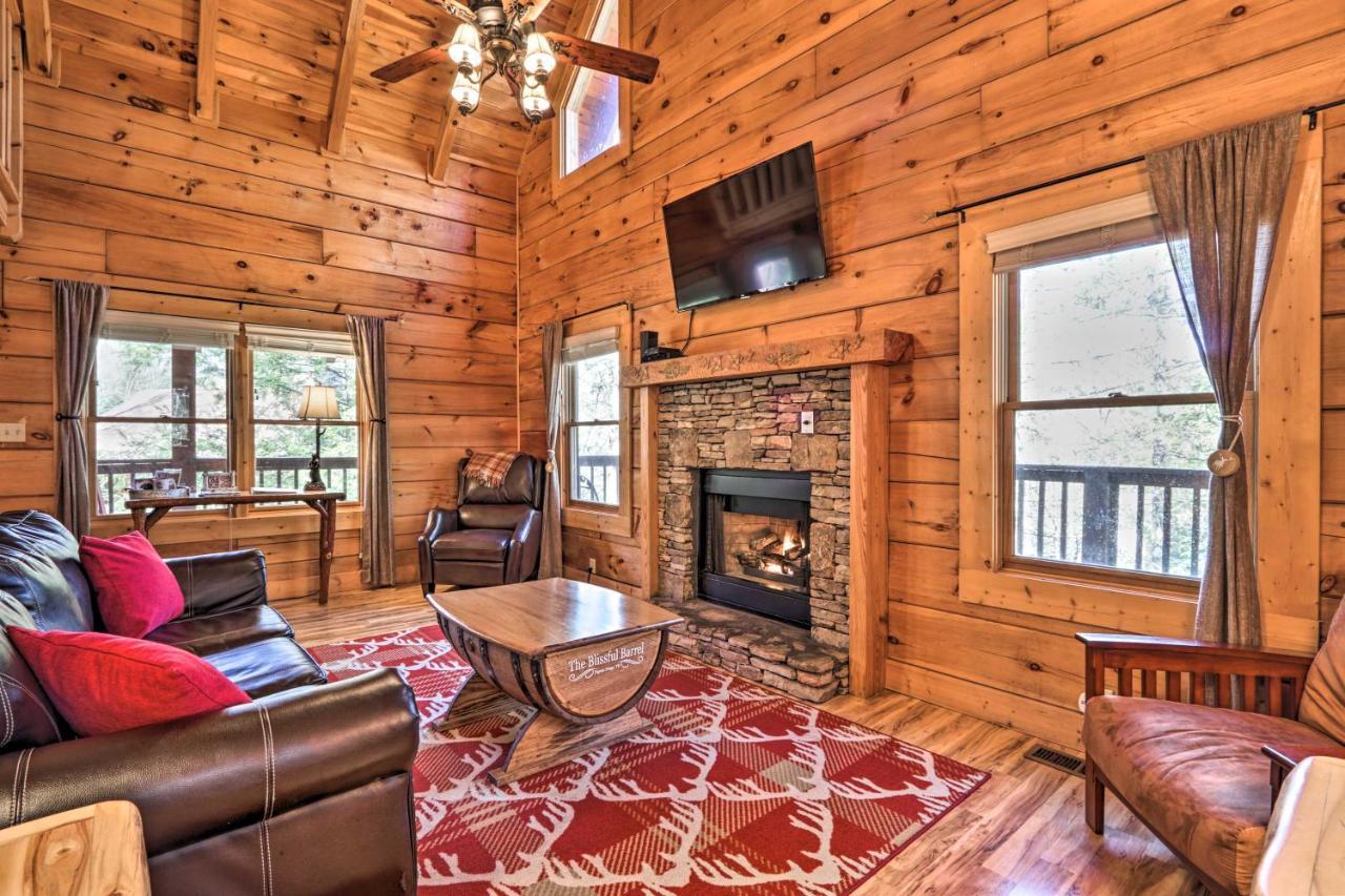 Cozy Cabin With Hot Tub In The Heart Of Pigeon Forge Villa Bagian luar foto