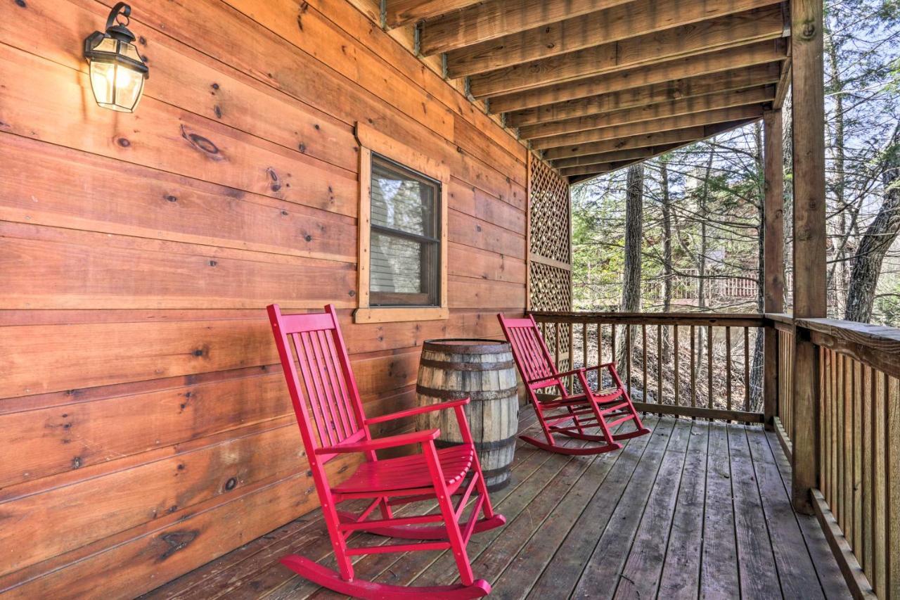 Cozy Cabin With Hot Tub In The Heart Of Pigeon Forge Villa Bagian luar foto