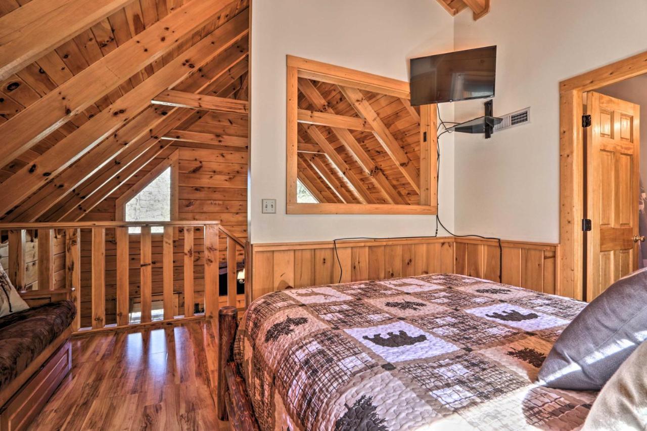 Cozy Cabin With Hot Tub In The Heart Of Pigeon Forge Villa Bagian luar foto